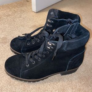 Crown vintage black lace up boots with small heel & great condition (size 8 1/2)